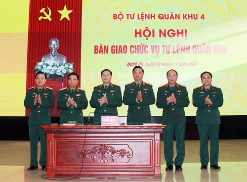 Thượng tướng Nguyễn Tân Cương chủ trì Hội nghị bàn giao chức vụ Tư lệnh Quân khu 4